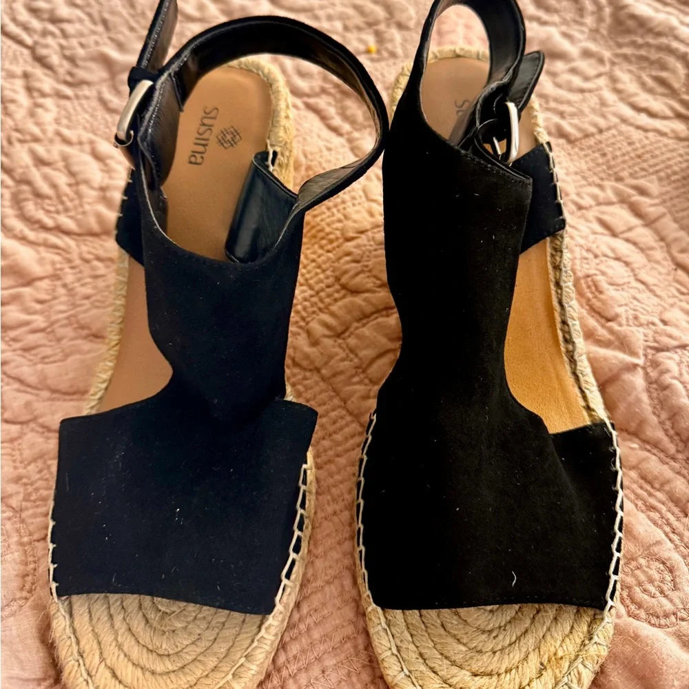 NIB! Susina Black suede Wedge Sandals size 10